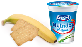 gustos's tweet photo. O gustare minunată pentru prânz sau dimineaţă: biscuiţi fărâmiţaţi, felii de banane într-un Danone Nutriday. Yummy! http://t.co/f56NVuB6