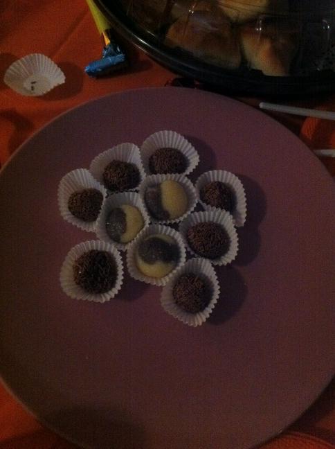 FabioLudwig's tweet photo. Brigadeirinho sempre é bom hein! @_RCabral_: Home made for me!!!! Bom demais! Faltaram os amigos e familia do Brazil!! http://t.co/TRJl1bi5