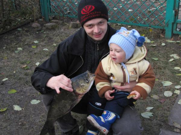 Дома встречал сын - любит жареную рыбу.