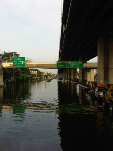 traffy's tweet photo. RT @KittikornB: @traffy @js100radio ภาพถ่ายน้ำท่วม หน้า สน.ตลิ่งชัน http://t.co/5fXyKPOZ
