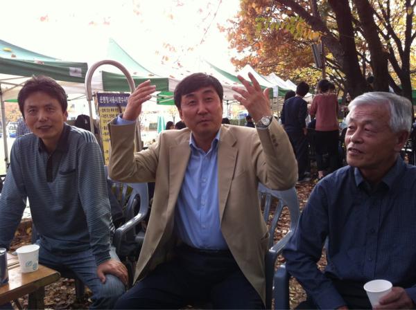 sangsangmoon's tweet photo. 국회운동장에서 한국사진기자협회 체육대회중입니다.민주당 이종걸의원께서 자리를 함께 하셨네요. http://t.co/DHFEd0vl