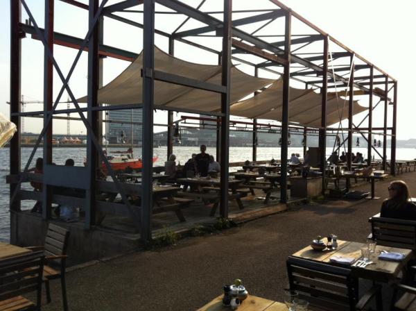 Op het terras aan het water relaxen in november. Zou dit nu echt de laatste keer van het jaar zijn? Fijn is het zeker!