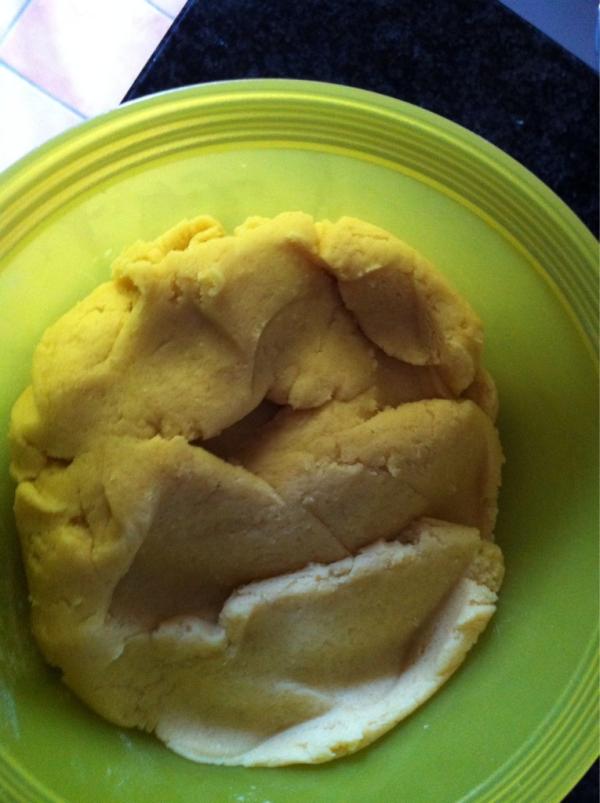 Janetteblij's tweet photo. Just made some cookiedough... To bad I have to wait at least 1 hour before I can bake my cookies.... :-( http://t.co/lGCdivLg