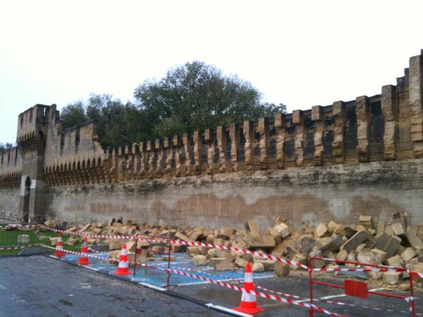 Edooard's tweet photo. #Avignon / #Vaucluse : près de 30 mètres de remparts détruits à cause des orages et de la pluie, la photo : ... http://t.co/NzQ3ESKS