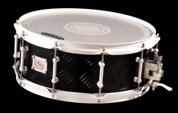 EcHoCustomDrums's tweet photo. 14" x 5.5" Black aluminium chequer plate with white hardware http://t.co/wjcyygWH
