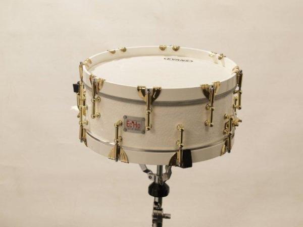 EcHoCustomDrums's tweet photo. 14" x 5.5" hand hammered brass in gloss white, aluminium hoops and brass hardware http://t.co/vjea8NNy