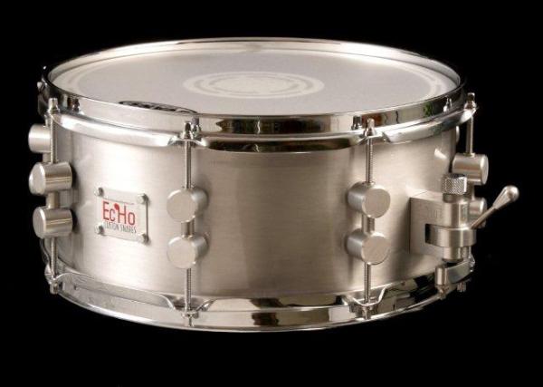 EcHoCustomDrums's tweet photo. 13" x 6" brushed aluminium, chrome hardware, solid machined lugs http://t.co/qWf8hC00