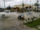 BlogEnsenada's tweet image. automovilistas inconcientes esta lloviendo y les vale pasan a todo y mojan a las personas, no respetan ni a su madre