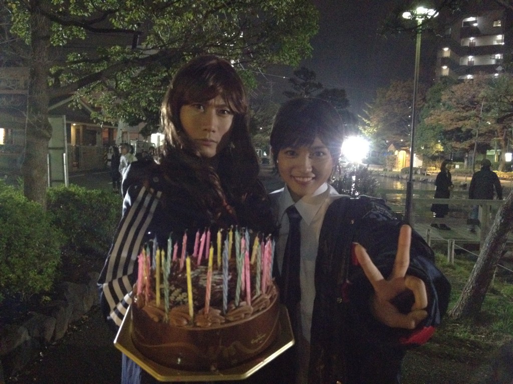 桜蘭高校ホスト部 Pa Twitter 映画の撮影もいよいよ大詰め なんと今日で キャスト全員がクランクアップなのです そして 今日は蘭花役の戸次さんが誕生日 ケーキでお祝いしました Http T Co Roixljci