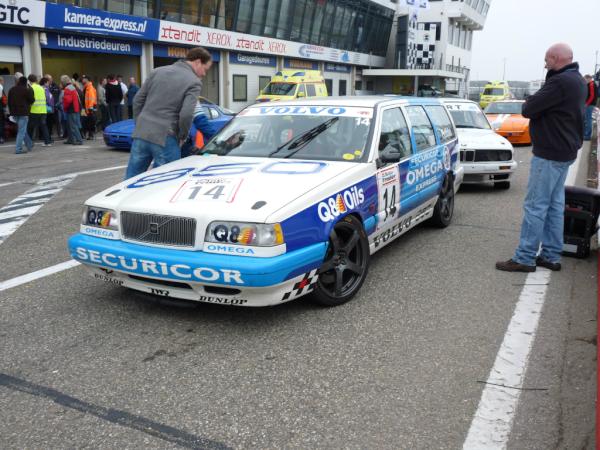 040Runners's tweet photo. Het meer serieuze werk. Volgens insiders van circuit Zandvoort huist er een beul onder de kap met 360PK. http://t.co/RRH8QeEu