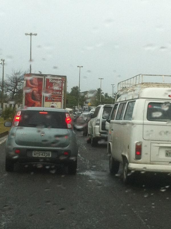 vianamarcio's tweet photo. Parado! Rua local que da acesso à Av. Pinto Aguiar. Em 7 anos nunca vi assim. Mais produtivo voltar casa. http://t.co/r9TyzgL9