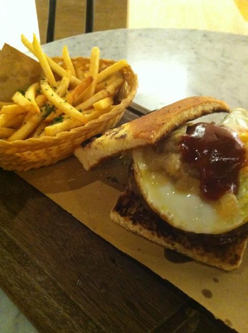 hendritajuni's tweet photo. Dining alone http://t.co/JfSGG6u4
