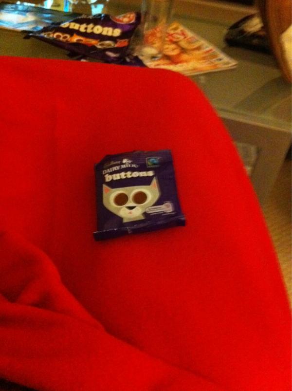 pipparizz's tweet image. A treat size bag of buttons is not big enough #chocolatecrave #tinybuttons