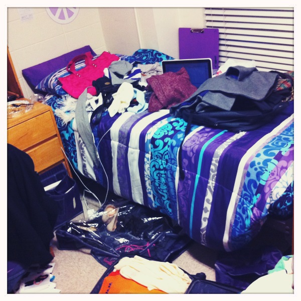 ashleyargota9's tweet photo. Packing is a nightmare. #needtocleanup #thisismakingmecrazy #gahhhh http://t.co/DLFJ90fn