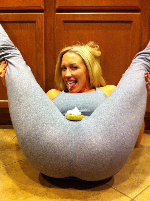 Katie's pumpkin pie made my ass grow 20 times larger:-/  Within 2mins!! Lol
Baby got back y'all :-) http://t