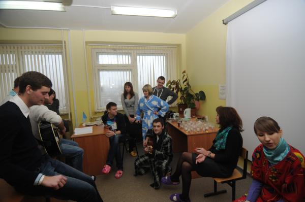 tiei's tweet photo. Вот такая форма одежды приве��ствуется в семейный праздник ТИЭИ - День Тапок!!! http://t.co/Z9f8LClu