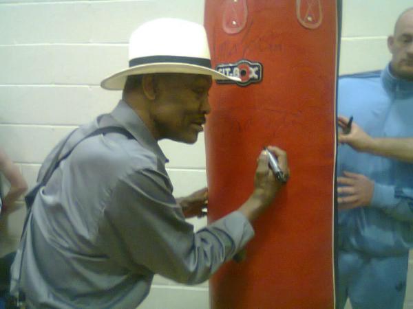 FitBox's tweet photo. RIP - We were one of the last fortunate ones to see Smokin #Joe #Fraizer http://t.co/2aQ4Yj58