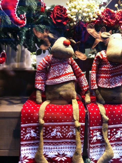 renederhy's tweet photo. Tiens il est mignon ce daim en peluche.... Avec son étoile Derhy sur le belly! http://t.co/wCobWhHu