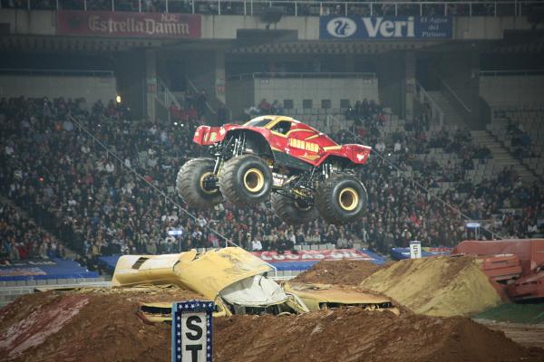 saragil__'s tweet photo. "Ironman" saltando como él sólo sabe hacer. @monsterjamBCN http://t.co/rD8Oa1yN