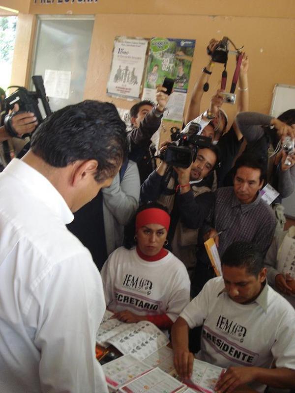 legoreta's tweet photo. Por la tranformación de #Michoacan #SilvanoGobernador desde Zitacuaro emitiendo su voto acompañado de @Jesus_ZambranoG http://t.co/vjJXNuuu