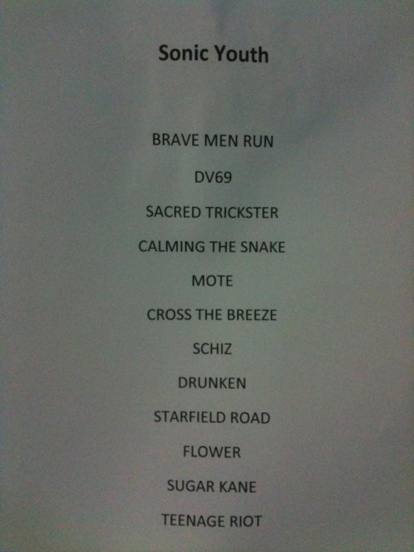 rollingstoneBR's tweet photo. Confira o set list do show do Sonic Youth, que acabou de começar no #SWU2011 http://t.co/eQjTrQH7