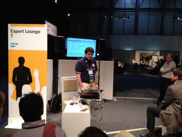 JohnA69's tweet image. @IvanFemia showing an enthralled crowd #abap2xlsx #sapteched