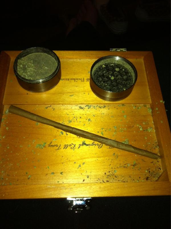 ImtherealJordan's tweet photo. @BluntBedMonster one blunt, two times! http://t.co/vwsTgYDR