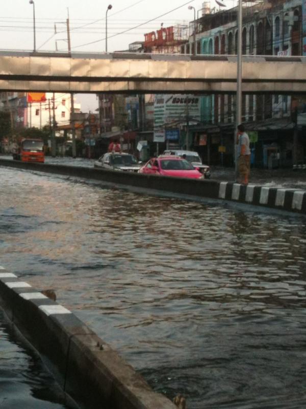 moo_meang's tweet photo. ระดับน้ำใต้แยกพงษ์เพชรเริ่มลดลงอย่างเห็นได้ชัด! รถขนาดกลางเริ่มวิ่งผ่านได้(17.29) @Rawangpai @js100radio http://t.co/Q9jPbRgf