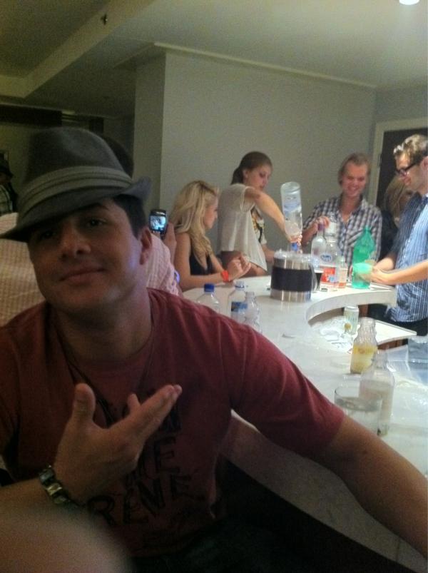 MikeTV_3's tweet photo. Wish i didnt hafta work mon so i could kick it with my man #avicii sunday.. #creeppic http://t.co/Ve92BQee