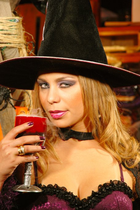 DIANA LINS’s pics and videos