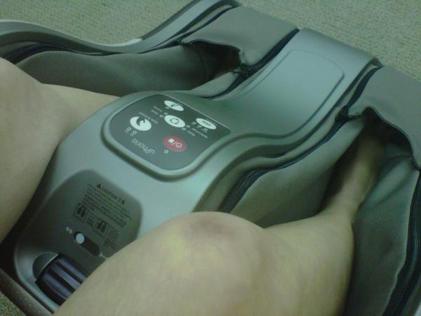 Today is Happy Feet Day for me! Because I am using the new OSIM uPhoria for the first time! Look how happy my feet are!