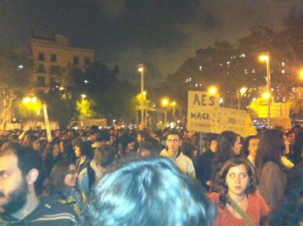epicauab's tweet photo. La pública no es toca! Una manifestació massiva! http://t.co/OH0yrRJG