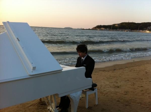 [2011 이승기 희망콘서트 D-22] 매서운 바닷바람을 온 몸으로 맞으며 피아노 치는 남자 이승기!! >_< 이 모습을 담은 영상은 콘서트 현장에서 확인하실 수 있습니다~!