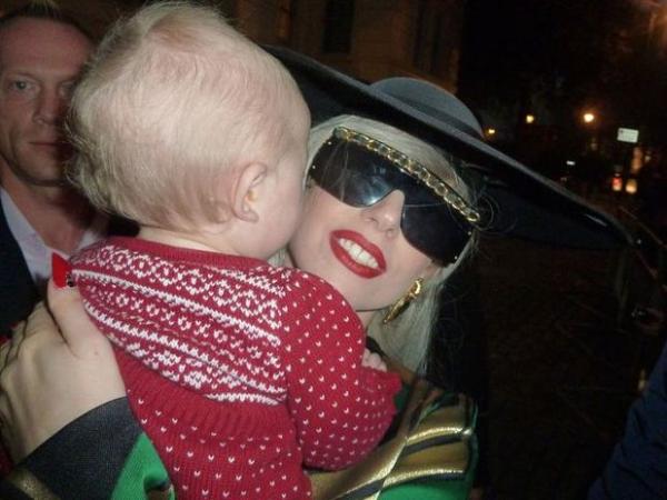 EnJaqueRadio's tweet image. Lady Gaga asusta a bebé cuando se toman foto juntos... #Normalisimo FOTO