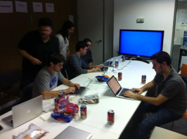 luisbelloch's tweet photo. Grande el #hackvalencia de hoy en @peertransfer, pizza+buena gente.. un placer compartir teclado con @jcasalruiz http://t.co/LRSOHn1O