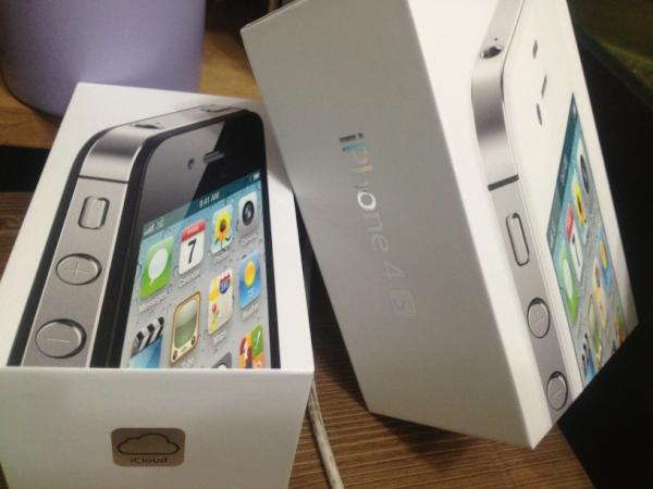 mindlle11's tweet photo. 개통기념 인증
나 black 32g
와이프 white 16g http://t.co/OkdwtF19