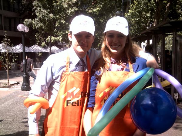 <a href="/BrankoKarlezi/">Branko Karlezi</a> y <a href="/vale_ortega/">Vale Ortega</a> colaborando en el @macdiafelizchile... #sepasaron...