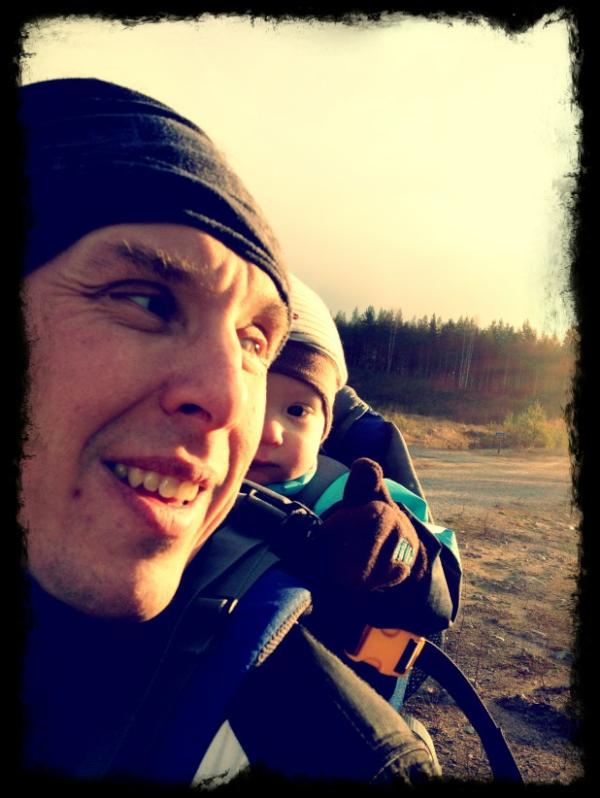 Luomansivu's tweet photo. Aamukävelyllä Samuelin kanssa. Samalla hyvä palauttava treeni. http://t.co/85Ger9fK