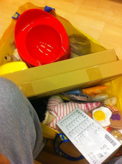 2basic's tweet image. Закупаемся для детского садика. Аня в родительском комитете.