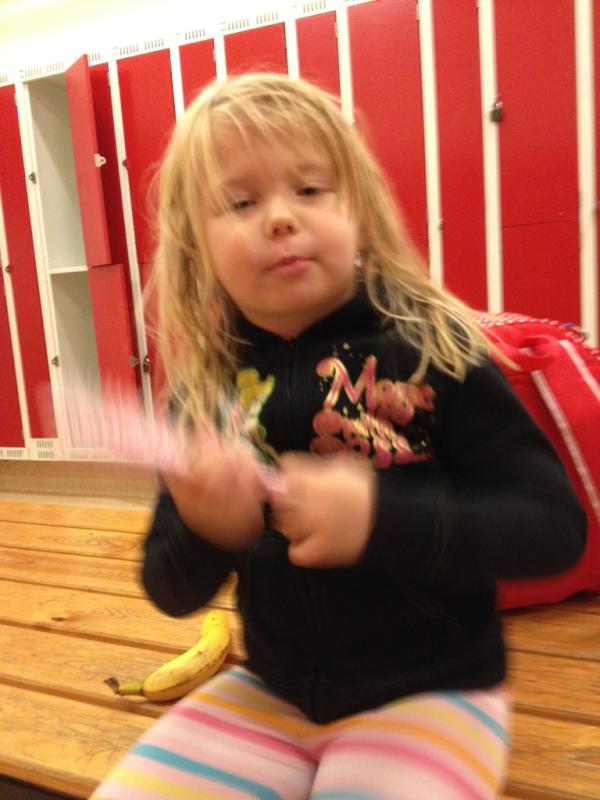 pappautanbarn's tweet image. Den andra Snyggtjejen borstar håret #simmat