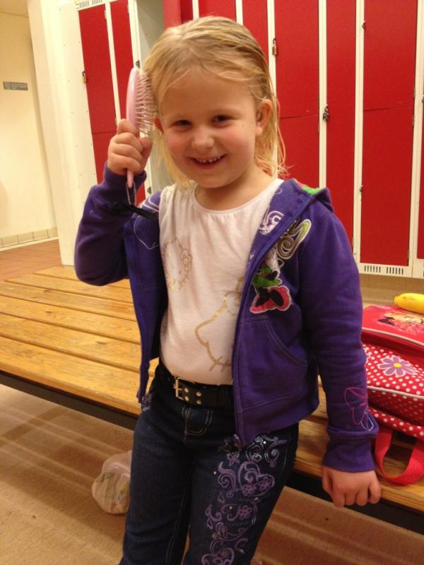 pappautanbarn's tweet image. En av snyggtjejerna borstar håret #simmat