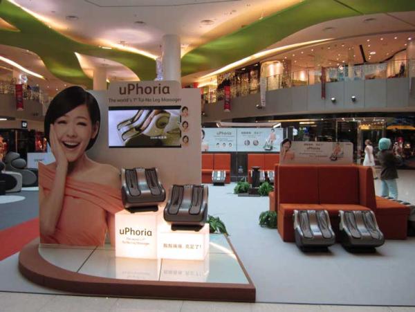 Wow! Check out the charming Xiao S with OSIM uPhoria leg massager at our OSIM roadshow @ VivoCity (Central Court B)!
