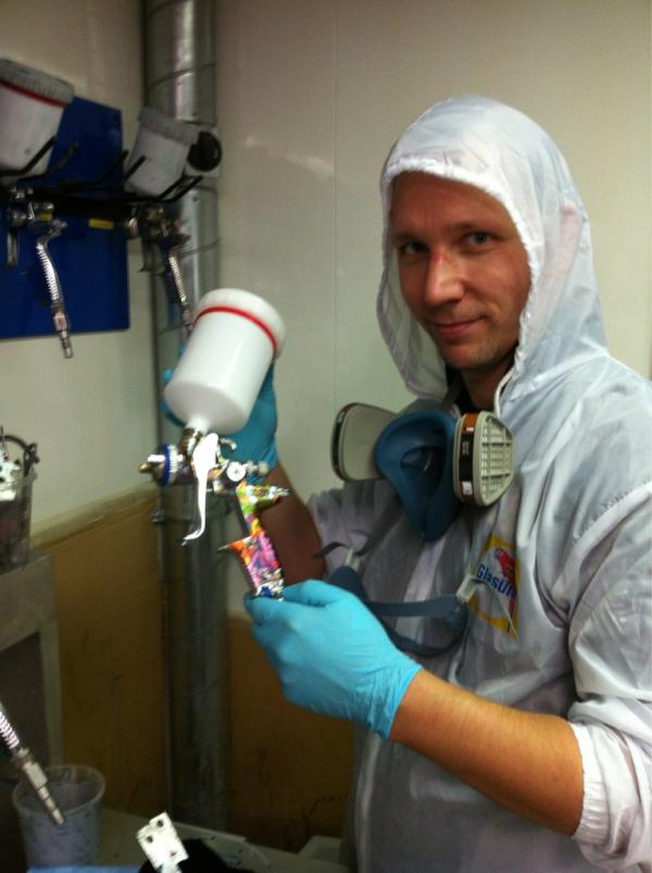 Zo mooi is het om een spuiter blij te zien worden met een nieuwe SATA limited edition verfspuit. Pure passie!@Glasurit