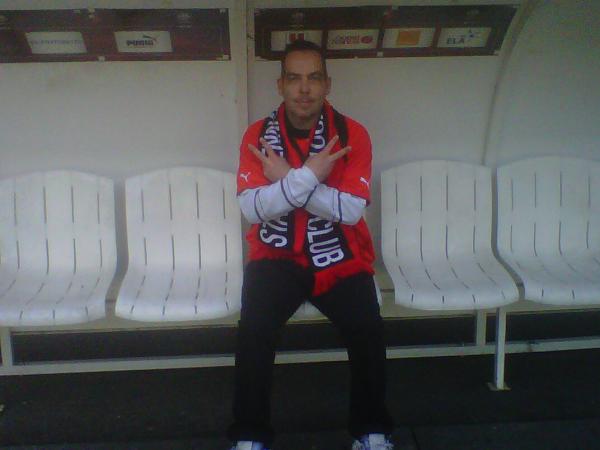 TeamOrangeFoot's tweet photo. Nouvelle recrue du @staderennaisfc sur le banc #opéorange #liveL1 #entrainementVIP http://t.co/byZis3en