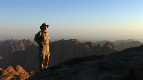 MergedGospels's tweet photo. Standing on the top of Mount Sinai - http://t.co/Jnx7I4Zo