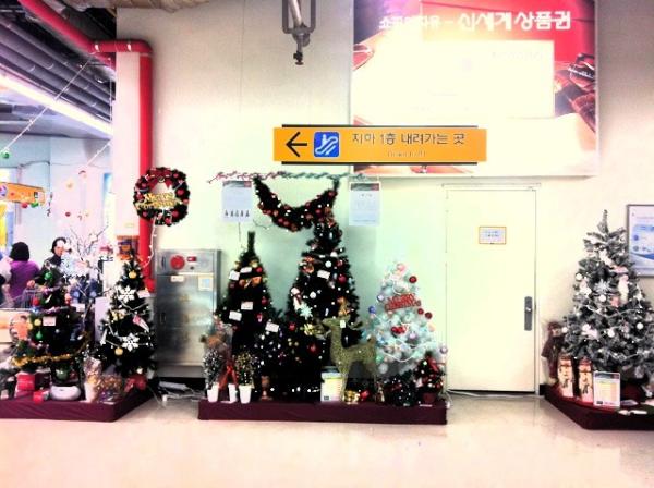 ujin87's tweet photo. @e_mart_ 분당점 크리스마스매장도 예쁘죠~??^^ http://t.co/BwsG7Vwv