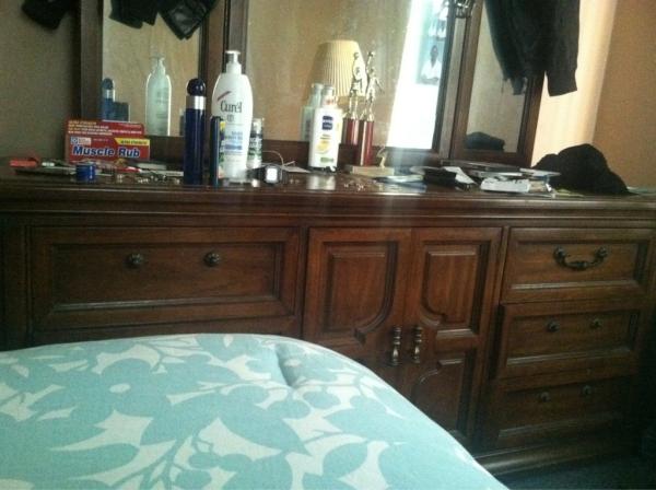 T_Faded0's tweet image. #BackProblem RT“@scredmau5: #musclerub RT @T_Faded_Cole: My dresser looks like a mess in my opinion http://t.co/oIzxT08I”