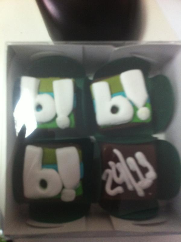 margotinha's tweet photo. Presente de aniver da agencia. O único ate agora!! 😜 http://t.co/zTWNDAd8