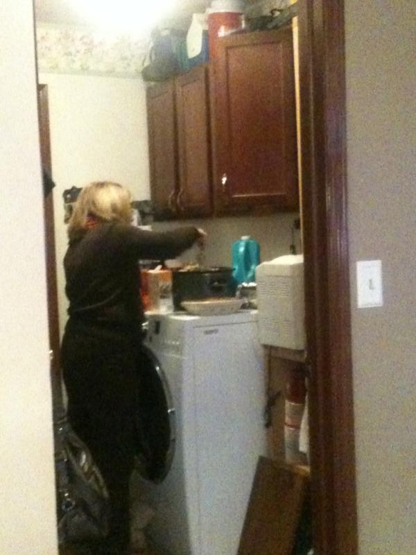 KaseyyNorval's tweet image. My mom is making stuffing in The laundry room...#smallkitchenproblems