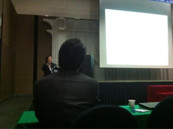 senylee's tweet image. 열강의 sue교수님, 스크린 내용이 안보이는건 좋은거겠죠? 나만의 사진기술~^^